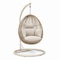 Sillón colgante de ratán con base de metal beige